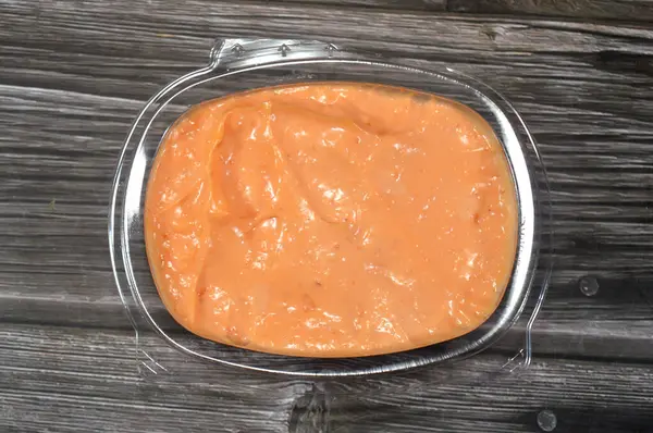 Baharatlı sarımsak sosu ya da Tomeya, Tomiya, geleneksel ortadoğu sosunda, birincil malzeme olarak sarımsak, emülsiyon, yağ, tereyağı ya da mayonez, yoğurt, baharat gibi bir sos kullanılıyor.