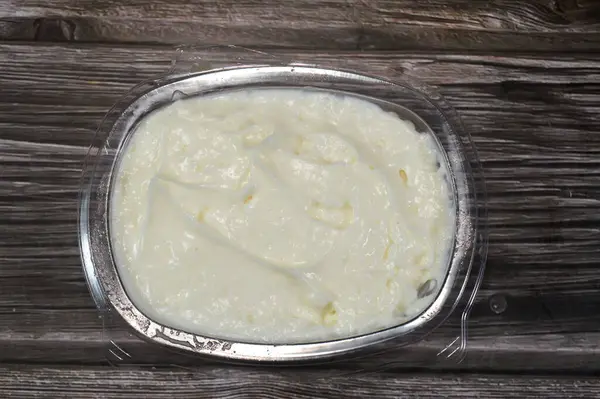 Sarımsak sosu ya da Tomeya, Tomiya, geleneksel ortadoğu sosu olan sarımsak sosu, birincil malzeme olarak sarımsak, yağ, tereyağı ya da mayonez gibi emülsiyon ve yoğurt kullanılarak hazırlanmış bir sostur.