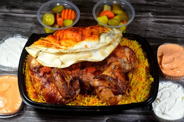 Nemli ve sulu Halep Arap mutfağından ızgara ızgara ızgara tavuk renkli Basmati pilavı, ızgara tavuk ızgara makinesinde ızgara edilmiş tavuk, sarımsak sosu ve turşu.