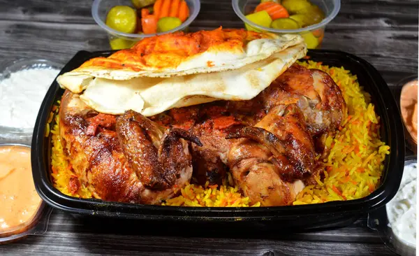 Nemli ve sulu Halep Arap mutfağından ızgara ızgara ızgara tavuk renkli Basmati pilavı, ızgara tavuk ızgara makinesinde ızgara edilmiş tavuk, sarımsak sosu ve turşu.