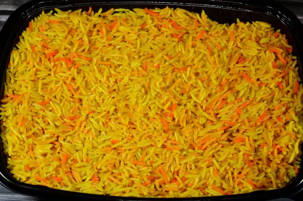 Renkli Basmati pilavı, Hindistan ve Pakistan 'da Hindistan altkıtası kökenli çeşitli uzun ve ince taneli aromatik pirinçtir. Hindistanda pişirilmiş sarı pirinç servis edilmeye hazır.