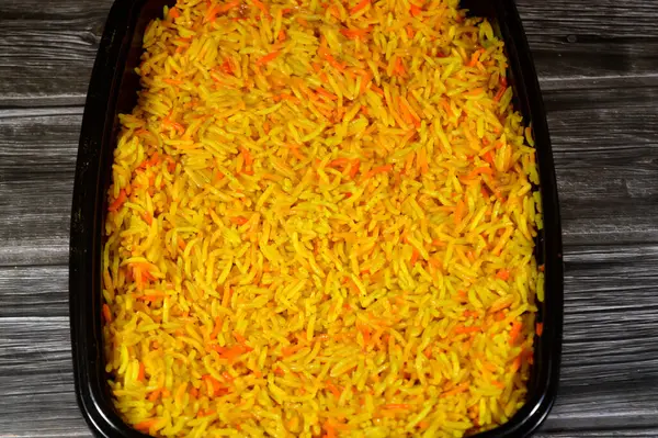 Renkli Basmati pilavı, Hindistan ve Pakistan 'da Hindistan altkıtası kökenli çeşitli uzun ve ince taneli aromatik pirinçtir. Hindistanda pişirilmiş sarı pirinç servis edilmeye hazır.