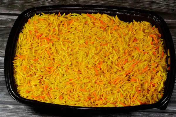 Renkli Basmati pilavı, Hindistan ve Pakistan 'da Hindistan altkıtası kökenli çeşitli uzun ve ince taneli aromatik pirinçtir. Hindistanda pişirilmiş sarı pirinç servis edilmeye hazır.