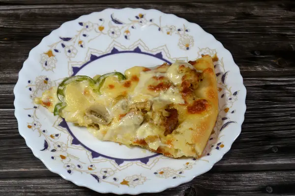 Mantar dilimli tavuk çiftliği pizzası, tavuk parçaları, zeytin parçaları, dolma biber dilimleri, mozzarella peyniri, zeytinyağı, taze otlar, çiftlik sosu, domates sosu, İtalyan mutfağından pizza.