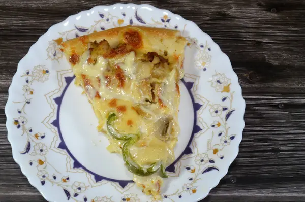 Mantar dilimli tavuk çiftliği pizzası, tavuk parçaları, zeytin parçaları, dolma biber dilimleri, mozzarella peyniri, zeytinyağı, taze otlar, çiftlik sosu, domates sosu, İtalyan mutfağından pizza.