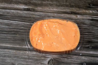 Baharatlı sarımsak sosu ya da Tomeya, Tomiya, geleneksel ortadoğu sosunda, birincil malzeme olarak sarımsak, emülsiyon, yağ, tereyağı ya da mayonez, yoğurt, baharat gibi bir sos kullanılıyor.