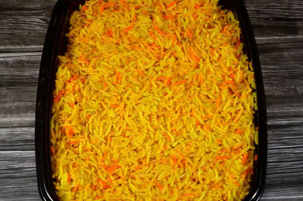 Renkli Basmati pilavı, Hindistan ve Pakistan 'da Hindistan altkıtası kökenli çeşitli uzun ve ince taneli aromatik pirinçtir. Hindistanda pişirilmiş sarı pirinç servis edilmeye hazır.