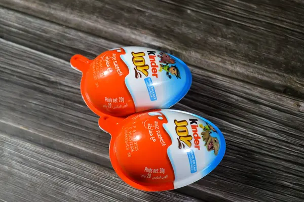 Kahire, Mısır, Haziran 12025 Kinder Joy çikolata yumurtası, iki mühürlü yumurta şeklinde plastik bir paket. Bir yarısı kremalı dolgu içerirken, diğer yarısı bir oyuncak içeriyor.