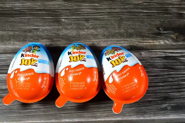 Kahire, Mısır, Haziran 12025 Kinder Joy çikolata yumurtası, iki mühürlü yumurta şeklinde plastik bir paket. Bir yarısı kremalı dolgu içerirken, diğer yarısı bir oyuncak içeriyor.