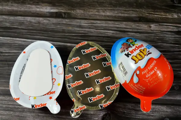 Kahire, Mısır, Haziran 12025 Kinder Joy çikolata yumurtası, iki mühürlü yumurta şeklinde plastik bir paket. Bir yarısı kremalı dolgu içerirken, diğer yarısı bir oyuncak içeriyor.