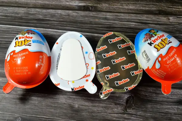 Kahire, Mısır, Haziran 12025 Kinder Joy çikolata yumurtası, iki mühürlü yumurta şeklinde plastik bir paket. Bir yarısı kremalı dolgu içerirken, diğer yarısı bir oyuncak içeriyor.