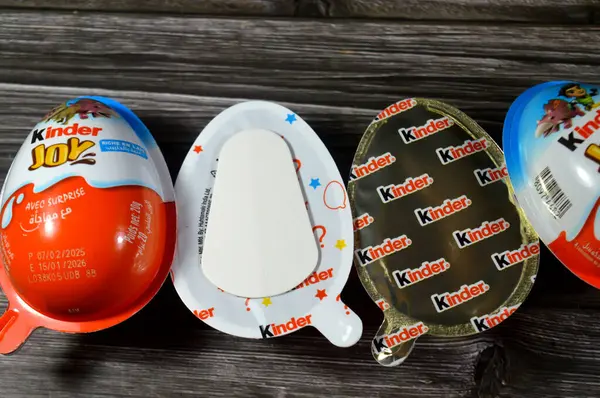 Kahire, Mısır, Haziran 12025 Kinder Joy çikolata yumurtası, iki mühürlü yumurta şeklinde plastik bir paket. Bir yarısı kremalı dolgu içerirken, diğer yarısı bir oyuncak içeriyor.