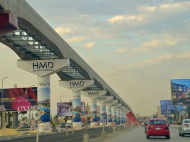 Giza, Mısır, 30 Mayıs 2025: Arap müteahhitler tarafından yapılan gizli tek raylı site, 26 Temmuz ekseni üzerindeki tek raylı seferler ve hızlı ulaşım sistemi üzerine reklamlar