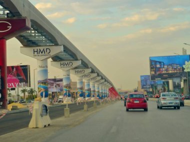 Giza, Mısır, 30 Mayıs 2025: Arap müteahhitler tarafından yapılan gizli tek raylı site, 26 Temmuz ekseni üzerindeki tek raylı seferler ve hızlı ulaşım sistemi üzerine reklamlar