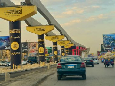 Giza, Mısır, 30 Mayıs 2025: Arap müteahhitler tarafından yapılan gizli tek raylı site, 26 Temmuz ekseni üzerindeki tek raylı seferler ve hızlı ulaşım sistemi üzerine reklamlar
