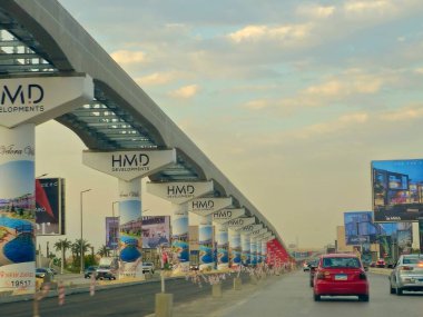 Giza, Mısır, 30 Mayıs 2025: Arap müteahhitler tarafından yapılan gizli tek raylı site, 26 Temmuz ekseni üzerindeki tek raylı seferler ve hızlı ulaşım sistemi üzerine reklamlar