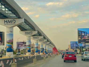 Giza, Mısır, 30 Mayıs 2025: Arap müteahhitler tarafından yapılan gizli tek raylı site, 26 Temmuz ekseni üzerindeki tek raylı seferler ve hızlı ulaşım sistemi üzerine reklamlar