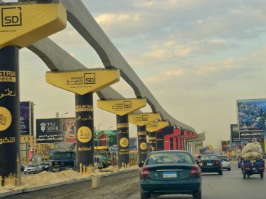 Giza, Mısır, 30 Mayıs 2025: Arap müteahhitler tarafından yapılan gizli tek raylı site, 26 Temmuz ekseni üzerindeki tek raylı seferler ve hızlı ulaşım sistemi üzerine reklamlar