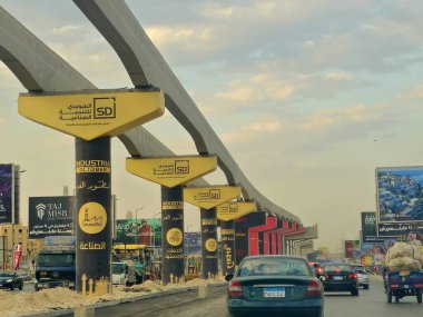 Giza, Mısır, 30 Mayıs 2025: Arap müteahhitler tarafından yapılan gizli tek raylı site, 26 Temmuz ekseni üzerindeki tek raylı seferler ve hızlı ulaşım sistemi üzerine reklamlar