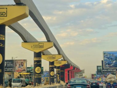 Giza, Mısır, 30 Mayıs 2025: Arap müteahhitler tarafından yapılan gizli tek raylı site, 26 Temmuz ekseni üzerindeki tek raylı seferler ve hızlı ulaşım sistemi üzerine reklamlar