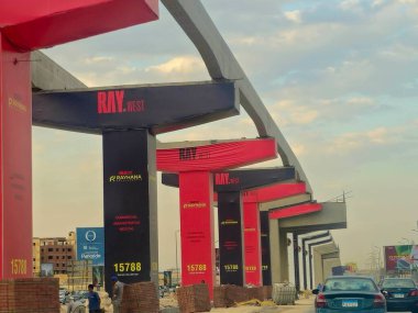 Giza, Mısır, 30 Mayıs 2025: Arap müteahhitler tarafından yapılan gizli tek raylı site, 26 Temmuz ekseni üzerindeki tek raylı seferler ve hızlı ulaşım sistemi üzerine reklamlar