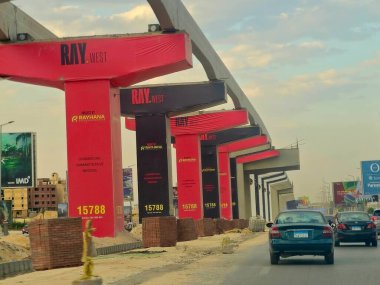 Giza, Mısır, 30 Mayıs 2025: Arap müteahhitler tarafından yapılan gizli tek raylı site, 26 Temmuz ekseni üzerindeki tek raylı seferler ve hızlı ulaşım sistemi üzerine reklamlar