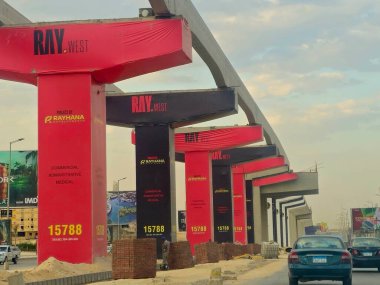 Giza, Mısır, 30 Mayıs 2025: Arap müteahhitler tarafından yapılan gizli tek raylı site, 26 Temmuz ekseni üzerindeki tek raylı seferler ve hızlı ulaşım sistemi üzerine reklamlar