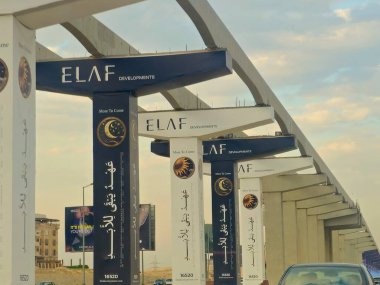 Giza, Mısır, 30 Mayıs 2025: Arap müteahhitler tarafından yapılan gizli tek raylı site, 26 Temmuz ekseni üzerindeki tek raylı seferler ve hızlı ulaşım sistemi üzerine reklamlar