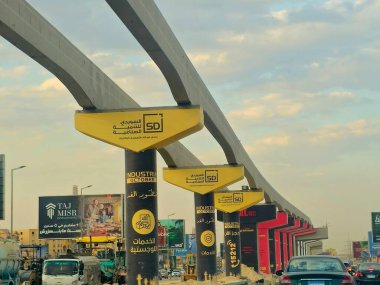 Giza, Mısır, 30 Mayıs 2025: Arap müteahhitler tarafından yapılan gizli tek raylı site, 26 Temmuz ekseni üzerindeki tek raylı seferler ve hızlı ulaşım sistemi üzerine reklamlar