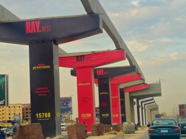 Giza, Mısır, 30 Mayıs 2025: Arap müteahhitler tarafından yapılan gizli tek raylı site, 26 Temmuz ekseni üzerindeki tek raylı seferler ve hızlı ulaşım sistemi üzerine reklamlar