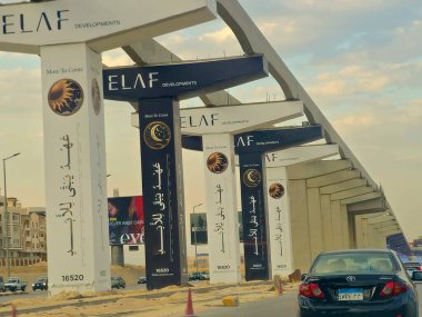 Giza, Mısır, 30 Mayıs 2025: Arap müteahhitler tarafından yapılan gizli tek raylı site, 26 Temmuz ekseni üzerindeki tek raylı seferler ve hızlı ulaşım sistemi üzerine reklamlar