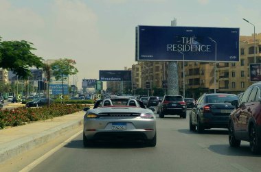 Kahire, Mısır, 31 Mayıs 2025: Dr. Ing. H.C.F. Porsche AG otomobili, genellikle Porsche olarak kısaltılır, Almanya 'da lüks, yüksek performanslı spor arabalarda uzmanlaşmış bir Alman otomobil üreticisi.