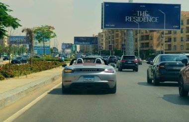 Kahire, Mısır, 31 Mayıs 2025: Dr. Ing. H.C.F. Porsche AG otomobili, genellikle Porsche olarak kısaltılır, Almanya 'da lüks, yüksek performanslı spor arabalarda uzmanlaşmış bir Alman otomobil üreticisi.