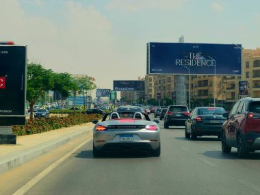 Kahire, Mısır, 31 Mayıs 2025: Dr. Ing. H.C.F. Porsche AG otomobili, genellikle Porsche olarak kısaltılır, Almanya 'da lüks, yüksek performanslı spor arabalarda uzmanlaşmış bir Alman otomobil üreticisi.