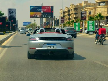 Kahire, Mısır, 31 Mayıs 2025: Dr. Ing. H.C.F. Porsche AG otomobili, genellikle Porsche olarak kısaltılır, Almanya 'da lüks, yüksek performanslı spor arabalarda uzmanlaşmış bir Alman otomobil üreticisi.