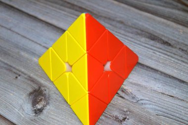 Kahire, Mısır, 2 Haziran 2025: Rubik Küpü tarzında düzenli bir dört yüzlü piramit, Uwe tarafından 3 katmanlı Rubik Küpü 'nün patentini aldıktan sonra üretildi.