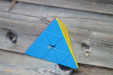 Kahire, Mısır, 2 Haziran 2025: Rubik Küpü tarzında düzenli bir dört yüzlü piramit, Uwe tarafından 3 katmanlı Rubik Küpü 'nün patentini aldıktan sonra üretildi.