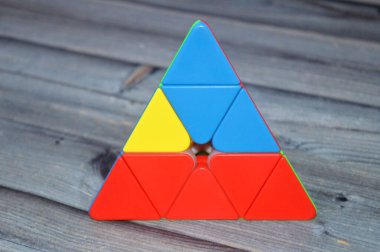 Kahire, Mısır, 2 Haziran 2025: Rubik Küpü tarzında düzenli bir dört yüzlü piramit, Uwe tarafından 3 katmanlı Rubik Küpü 'nün patentini aldıktan sonra üretildi.