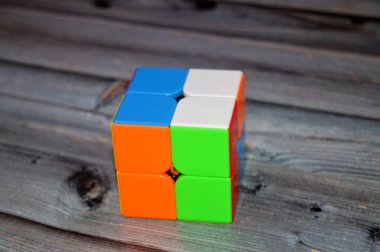 Kahire, Mısır, 2 Haziran 2025: Rubik 'in mini küpü, kombinasyon bulmacası, sihirli bulmaca küpü, altı yüzün her biri dört çıkartmayla kaplıydı, her biri altı katı renkten biri, seçici odaklı