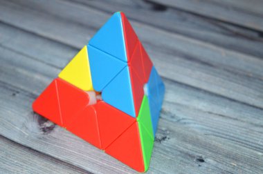 Kahire, Mısır, 2 Haziran 2025: Rubik Küpü tarzında düzenli bir dört yüzlü piramit, Uwe tarafından 3 katmanlı Rubik Küpü 'nün patentini aldıktan sonra üretildi.