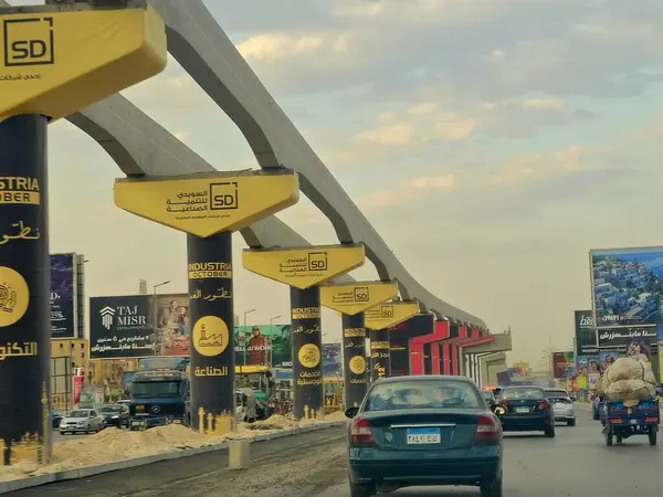 Giza, Mısır, 30 Mayıs 2025: Arap müteahhitler tarafından yapılan gizli tek raylı site, 26 Temmuz ekseni üzerindeki tek raylı seferler ve hızlı ulaşım sistemi üzerine reklamlar