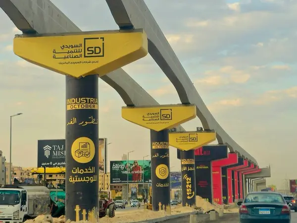 Giza, Mısır, 30 Mayıs 2025: Arap müteahhitler tarafından yapılan gizli tek raylı site, 26 Temmuz ekseni üzerindeki tek raylı seferler ve hızlı ulaşım sistemi üzerine reklamlar