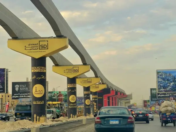 Giza, Mısır, 30 Mayıs 2025: Arap müteahhitler tarafından yapılan gizli tek raylı site, 26 Temmuz ekseni üzerindeki tek raylı seferler ve hızlı ulaşım sistemi üzerine reklamlar