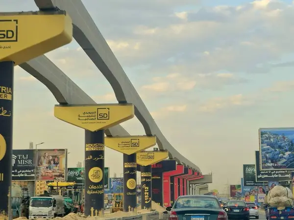 Giza, Mısır, 30 Mayıs 2025: Arap müteahhitler tarafından yapılan gizli tek raylı site, 26 Temmuz ekseni üzerindeki tek raylı seferler ve hızlı ulaşım sistemi üzerine reklamlar