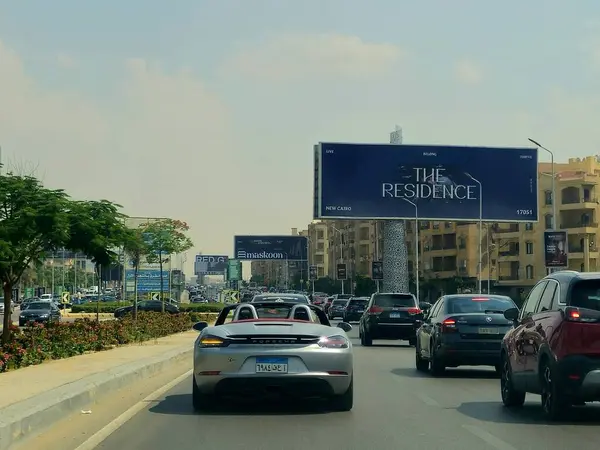 Kahire, Mısır, 31 Mayıs 2025: Dr. Ing. H.C.F. Porsche AG otomobili, genellikle Porsche olarak kısaltılır, Almanya 'da lüks, yüksek performanslı spor arabalarda uzmanlaşmış bir Alman otomobil üreticisi.