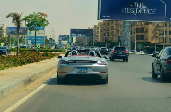 Kahire, Mısır, 31 Mayıs 2025: Dr. Ing. H.C.F. Porsche AG otomobili, genellikle Porsche olarak kısaltılır, Almanya 'da lüks, yüksek performanslı spor arabalarda uzmanlaşmış bir Alman otomobil üreticisi.