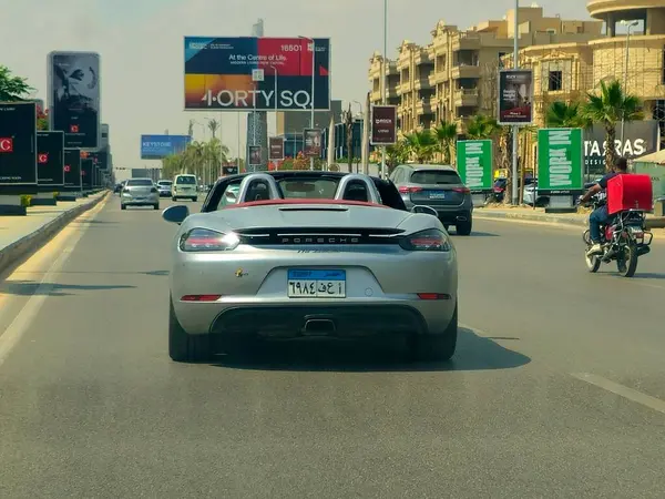 Kahire, Mısır, 31 Mayıs 2025: Dr. Ing. H.C.F. Porsche AG otomobili, genellikle Porsche olarak kısaltılır, Almanya 'da lüks, yüksek performanslı spor arabalarda uzmanlaşmış bir Alman otomobil üreticisi.
