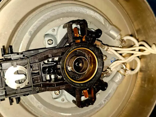 Kahire, Mısır, Haziran 12025: Kaynayan su ısıtıcısının bakımı, çay, kahve ve diğer sıcak içecekler için elektrik hazırlıkları ve kaynayan su için kullanılan ısıtma termostatı