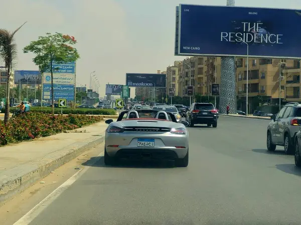 Kahire, Mısır, 31 Mayıs 2025: Dr. Ing. H.C.F. Porsche AG otomobili, genellikle Porsche olarak kısaltılır, Almanya 'da lüks, yüksek performanslı spor arabalarda uzmanlaşmış bir Alman otomobil üreticisi.