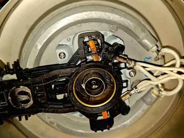 Kahire, Mısır, Haziran 12025: Kaynayan su ısıtıcısının bakımı, çay, kahve ve diğer sıcak içecekler için elektrik hazırlıkları ve kaynayan su için kullanılan ısıtma termostatı